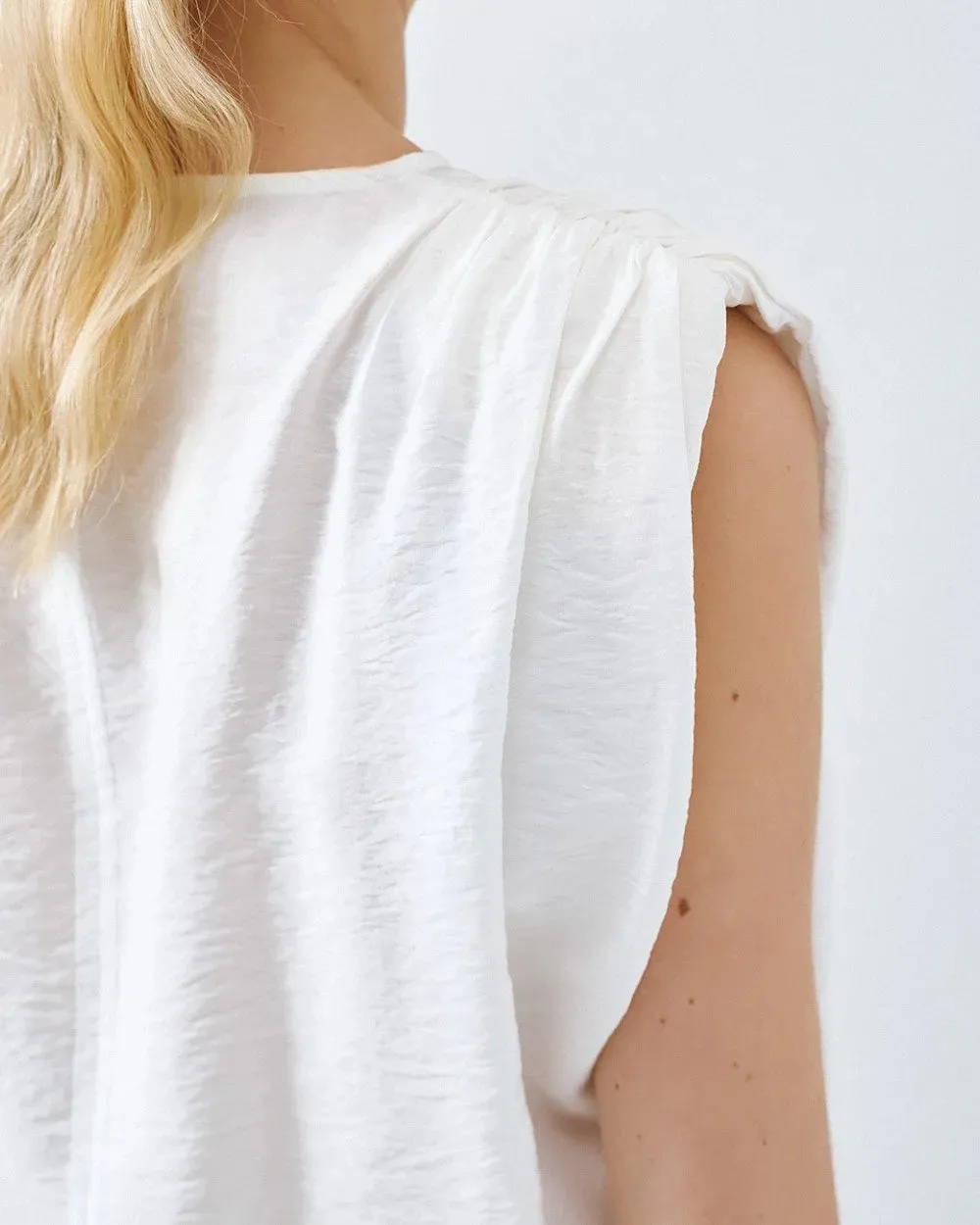 ACCESS - Γυναικείο Τοπ κοντό με τσαλακωτή όψη  63-2106 OFF WHITE